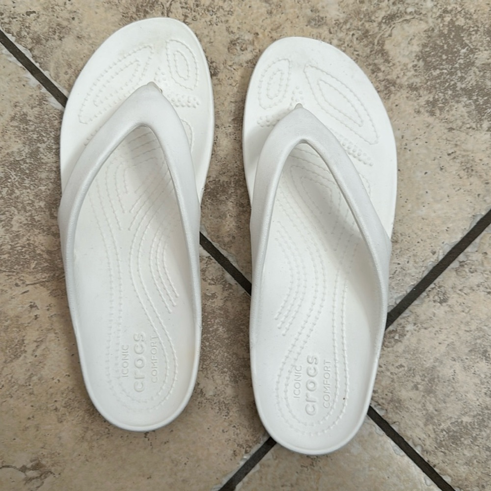 CROS women size 9 flip flops